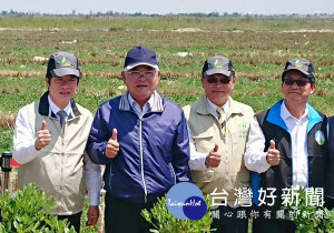 農委會主委林聰賢(右2)陪同行政院長賴清德(左1)至雲林參加植樹活動，亦向李進勇縣長(左2)表達對蒜農的關心。（圖／地方中心攝）