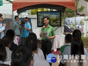 
市議員吳敏濟為解決外埔圖書館空間不足及老舊，協調外埔國小提供土地，並協助爭得經費擴建，十一日舉辦說明會，表示工程設計完成並己網招標中。（記者陳榮昌攝）