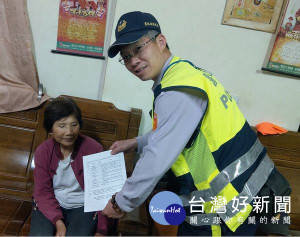北港警方為降低交通事故肇事率，從拜訪「資深」駕駛著手，宣導交通安全守法概念，以維用路人安全。