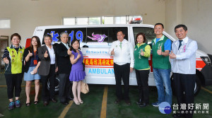 鄭市長出席救護車捐贈儀式，感謝巧瑩科技的善心義舉捐贈救護車，市府會將善心做最好的運用。