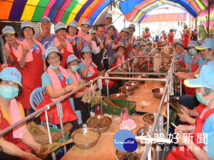 
一百五十餘名婦女志工，在大甲區義和里石瀨社區，三天綁二萬五千多粒素粽，將全數供跟隨媽祖進香信眾食用，區長劉來旺到場為愛心志工們加油打氣。（記者陳榮昌攝）