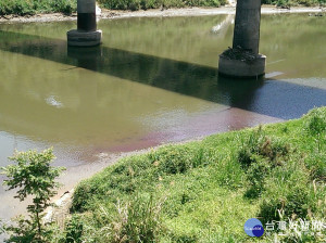 印刷業者偷排廢水污染基隆河，稽查人員經過地毯式搜索後，查獲污染元凶是位於汐止環河街的百吉紙器公司。（圖／環保局提供）