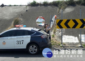 鹿寮所轄內反射鏡面不明原因導致角度歪斜，為顧及來往行車安全，警員林宏安與役男許家瑋積極檢視。