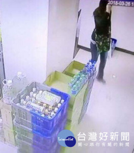 超商監視器清楚拍下女子購物過程，因部份商品未結帳即逕自走出店外，遭店家報警處理。