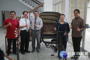 蘭博典藏的三輪車送回蘭陽女中展出。（圖／記者陳木隆攝）