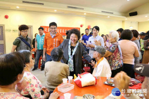 陳菊至鼓山區不老食堂與長輩共餐。（圖／記者許凱涵攝）