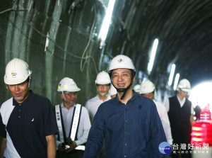 市長朱立倫視察新店安坑一號道路第二期工程，以及新店安坑輕軌工地現場瞭解施工情形。（圖／記者黃村杉攝）