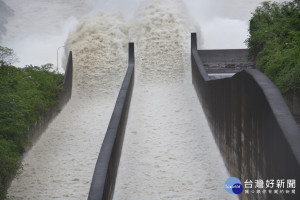 颱風豪雨來時，曾文水庫採水力排沙方式加大水庫清淤力道。(資料照/記者黃芳祿攝) 