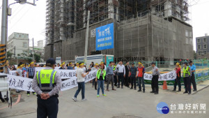 桃園市楊梅區環南路75巷人行步道爭議，當地民眾舉白布條抗議。

