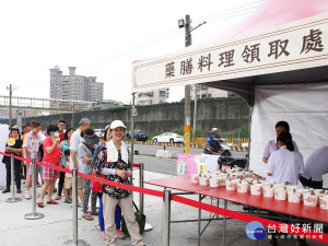 嚴選中藥材何首烏調配的藥燉排骨，提供民眾免費試吃品嚐。（圖／記者黃村杉攝）