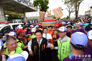 大甲鎮瀾宮媽祖遶境進香抵達彰化，彰化縣長魏明谷、彰化市長邱建富與立委黃秀芳、縣議員林世賢、賴岸璋等人接駕。