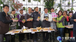 鄭市長表示，製作健康養生野餐便當，傳達「從農場到餐桌」的食安理念。

