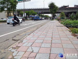 平鎮市延平路三段人行步道損壞情形嚴重，桃園市政府工務局進行全面整修。