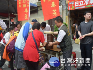 
大甲、大安及外埔等三位區長，關心跟隨大甲媽祖遶境的區民，聯合承辦奉「茶」，清涼的清草茶免費供飲，讓民眾心中感溫馨。（記者陳榮昌攝）