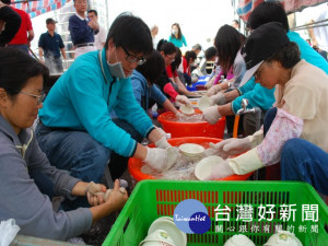 
往年大甲媽祖遶境回鑾大甲，數十萬遊客看熱鬧之餘有點心攤佳餚可品嚐，不會餓肚子。大甲慈濟功德會亦會出動龐大志工群，助食攤洗碗，大力宣導環保工作受到各界肯定。 （記者陳榮昌攝）
