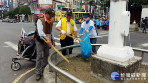 響應「台灣阿甘」環保行腳　屏縣環保志工齊心動手撿垃圾