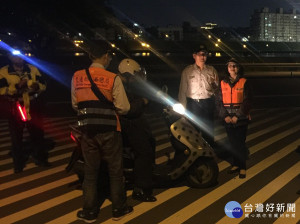 蘆洲警察分局與蘆洲監理站18日晚間於疏洪道實施聯合路檢稽查。（圖／交大提供）