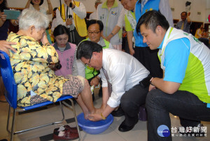 彰化市長邱建富為90歲的長者洗腳老人家感動得擦眼淚。