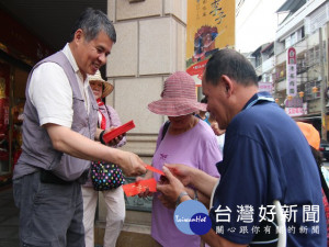 
以奶油酥餅聞名的大甲「裕珍馨」準備了3,600份「大甲媽祖加持過的寶物『墊轎金』」，在二十二日媽祖回鑾清晨分送信眾鄉，因傳說加持過的墊轎金有保佑作用，致祗二十分鐘就被搶光。（記者陳榮昌攝）
