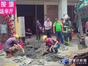 包商挖斷瓦斯管，市議員李天生到場瞭解。林重鎣攝