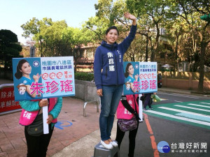 有「選美皇后」之稱的新人朱珍瑤，在國民黨桃園市議員八德區初選民調中勝出。（取自朱珍瑤臉書）