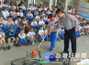 參訪學生扮演小小波麗士，模擬警方處理交通事故流程。（記者陳昭宗拍攝）