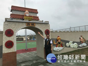 
大甲區西岐里活動中心興建周朝封神榜演義故事之（西岐城）第一期工程竣工，泥塑的Q版故事人物活潑可愛，城內外塑造有地方主要農特產陶圖及各項故事，劉區長說，三期工程竣工啟用後，有益大甲的觀光事業、並可帶來無比的商機。（記者陳榮昌攝）