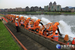 北市水利處擁有9部大型移動式抽水機 九部小鋼炮同步啟動有載測試。