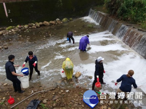 業者進行污染改善期間，環保局每日派3-4組人員（6-8人）至現場督導業者進行清理作業。