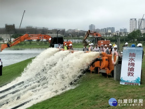 強化防救災能量，桃園市政府水務局與各區公所進行抽水機演練。