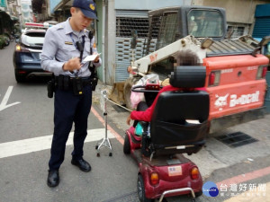 老嫗騎乘電動車半路拋錨無助，熱心警溫馨協助推行護送返家「實在是足感心ㄟ(台語)」