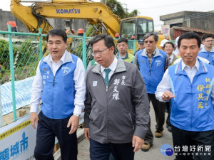 解決大園舊市區淹水問題，桃園市長鄭文燦視察大園民安路雨水下水道工程。