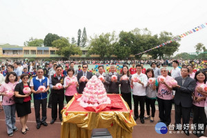 桃園市石門國小歡慶100周年校慶，前總統馬英九、桃長鄭文燦和與會貴賓們共同獻壽祝福。