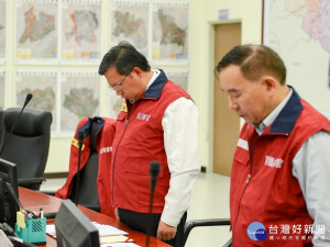 「0428工廠火警災害應變中心第一次工作會議」中，桃園市長鄭文燦桃園市長鄭文燦率同與會人員默哀致意。