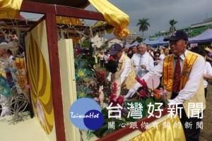 圓福寺慶祝佛誕節 26台傳統「力阿卡」雲水浴佛車繞境