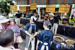 慈濟草屯聯絡處在廟會活動中推廣環保愛地球。