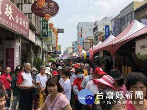 

2018台中糕餅節大甲場昨日在順天路登場，三十餘家知名糕餅店設攤以超值回饋消費者，吸引眾多人潮選購。（記者陳榮昌攝）