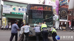 慘! 客運車拋錨卡車流量大中山路動彈不得，警民暖心即刻到場協力救援排除