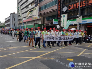 約萬名勞工在51勞動節走上街頭，高喊「反過勞！拚公投！要加薪！爭勞權！」