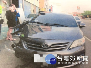 女子酒後開車，因不勝酒力，撞上一部停放於在路邊的車輛，遭警方依違反公共危險罪移送。