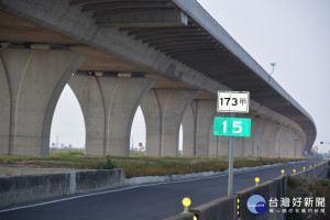 173 甲線七股九塊厝常有野狗出沒，攻繫人車，市府首設「注意野狗出沒」警告標誌。(圖/記者黃芳祿攝) 