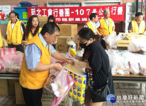 糕餅工會配合新北工會行善團辦理公益活動。（圖／記者黃村杉攝）