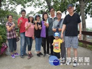 
外埔區水流東即將舉辦2018臺中市客家桐花祭，但因天氣使然，桐花提前盛開，吸引不少遊客賞花，區長陳柏宏與六分里長劉黃碧霞到場歡迎遊客，並與之拍照留念。（記者陳榮昌攝）
  