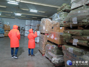 進入水產食品業者冷凍庫實際稽查情形。（圖／高雄市政府衛生局提供）