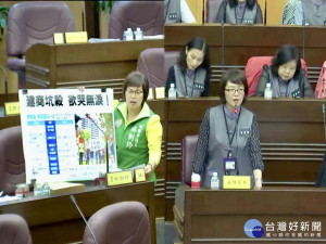 桃園市議員林俐玲拿著「建商坑殺、欲哭無淚」的手舉牌，要求法務局長周春櫻能夠替可憐的承購住戶主持公道。