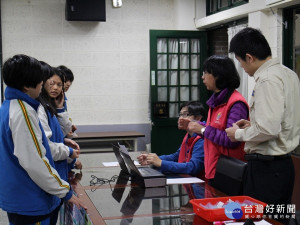 新北戶政事務所主動前進校園，受理學生初領國民身分證的服務。（圖／記者黃村杉攝）