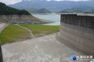 中央氣象局預測，到6月初都看不到梅雨滯留鋒面的訊號，恐創下史上梅雨最晚來的紀錄，對已拉水情警報的台灣，更是雪上加霜。（圖／曾文水庫）