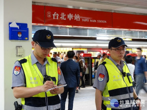 捷運警察守護夜歸民眾搭車