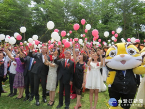 苗栗客家桐花婚禮，新人與來賓鬆開手中的氣球，象徵「幸福升空，甜蜜久久」。（記者許素蘭／攝）