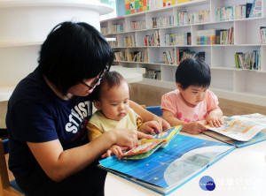 新北市立圖書館邀爸爸媽媽陪孩子親子共讀，活動免費，還可以累積集點，兌換童書繪本、寶寶拼圖、身高壁貼等閱讀好禮。（圖／市圖提供）